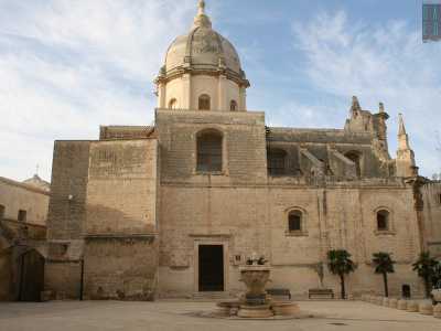 Sulla stessa piazza, fra le pi� antiche del paese e dove sorse il primo nucleo cittadino, si mostra con la sua cupola il convento di Santa Teresa, del XVIII secolo, esempio di barocco pugliese...